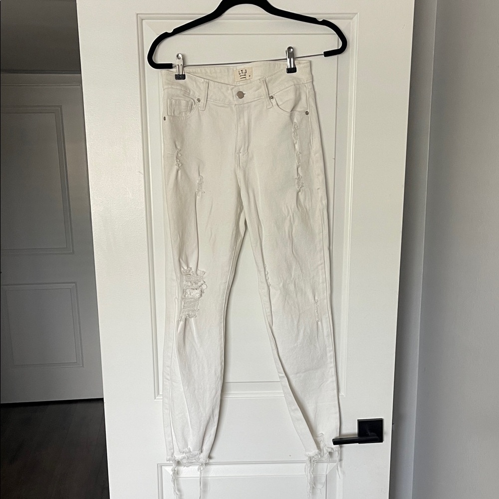 Elegant White Distressed Ankle Jeans